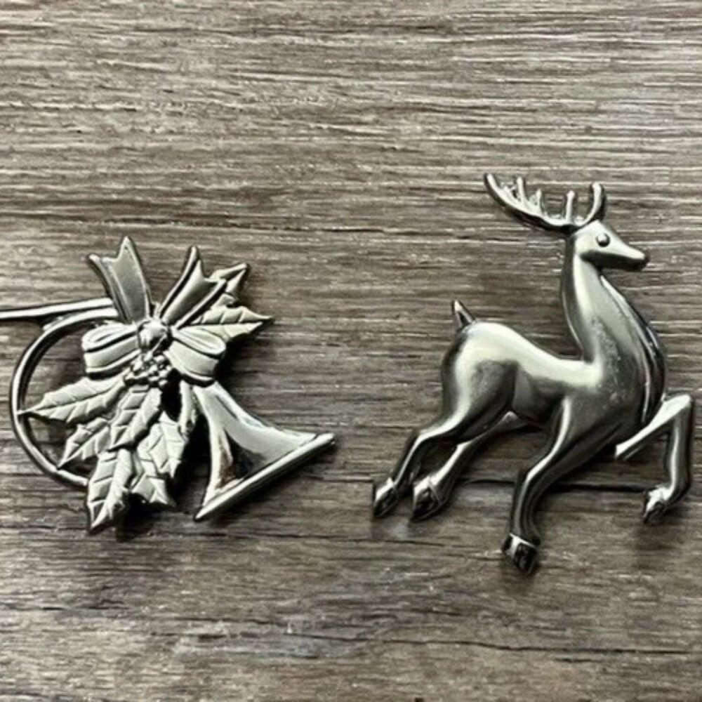 2 VINTAGE 1990'S HOLIDAY CHRISTMAS BROOCHES PINS REINDEER & HOLLY HORN